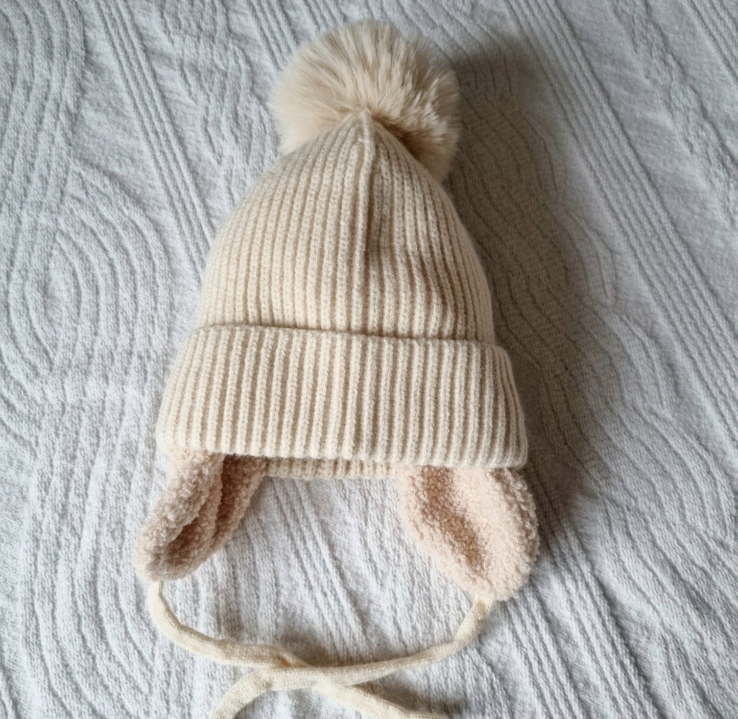 Baby Winter Muts Met Oorwarmers en Pompon - Beige