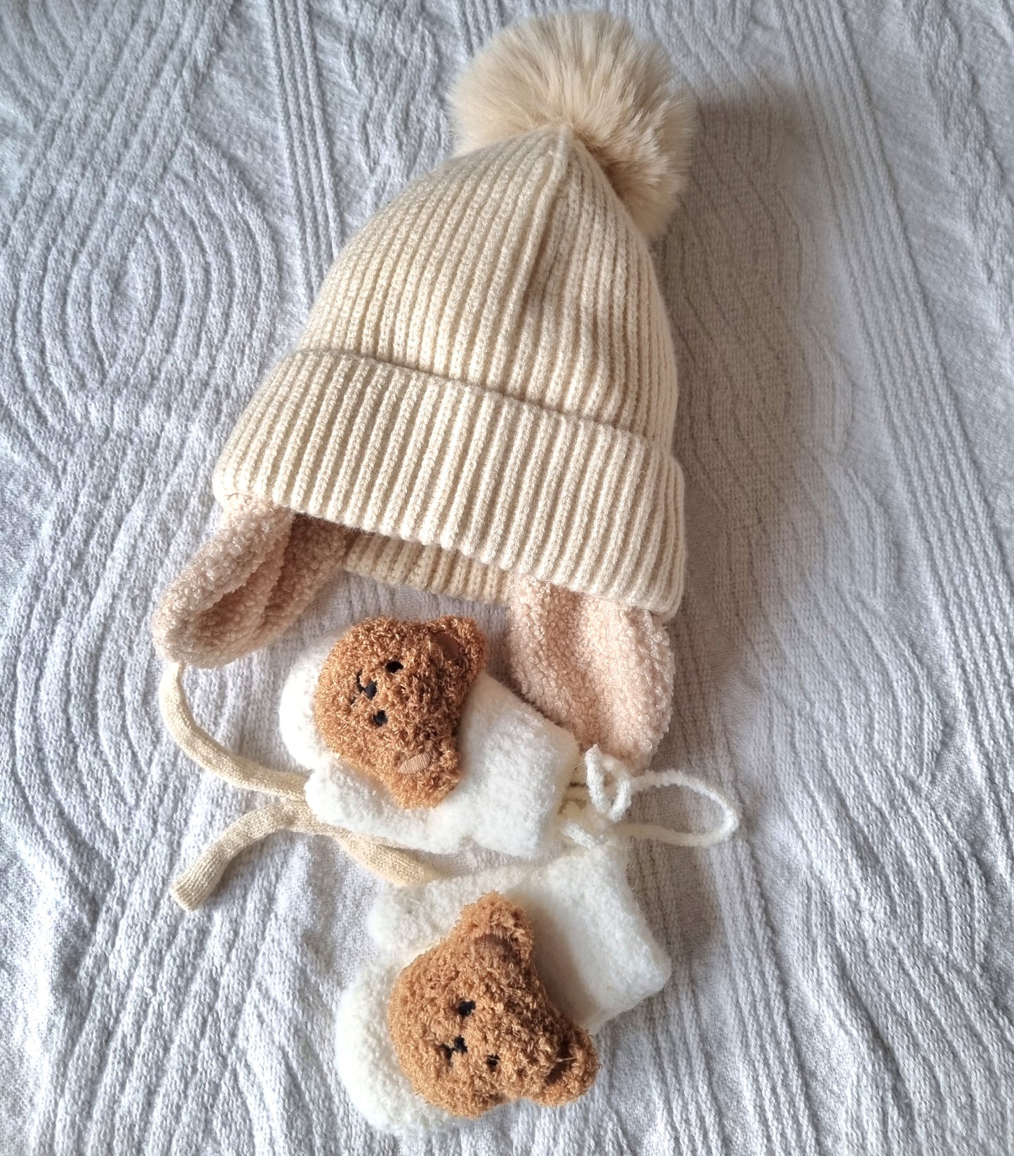 Baby Winter Muts Met Oorwarmers en Pompon - Beige