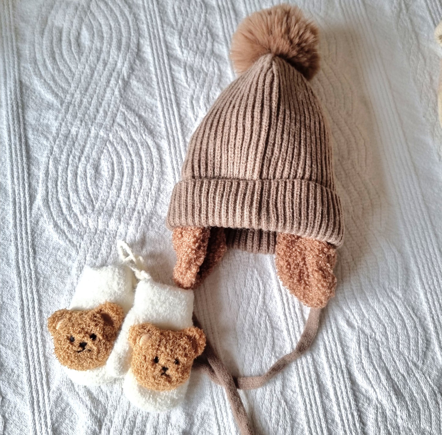 Baby Winter Muts Met Oorwarmers en Pompon - Bruin