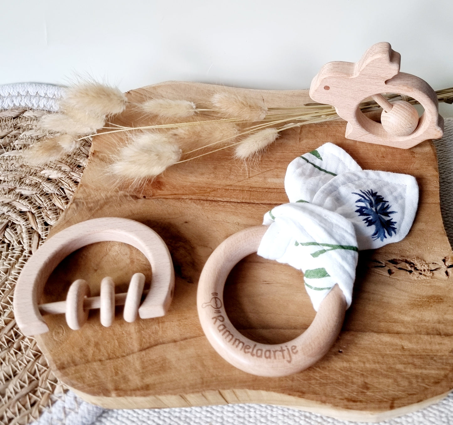 Houten rammelaar met ringen rond