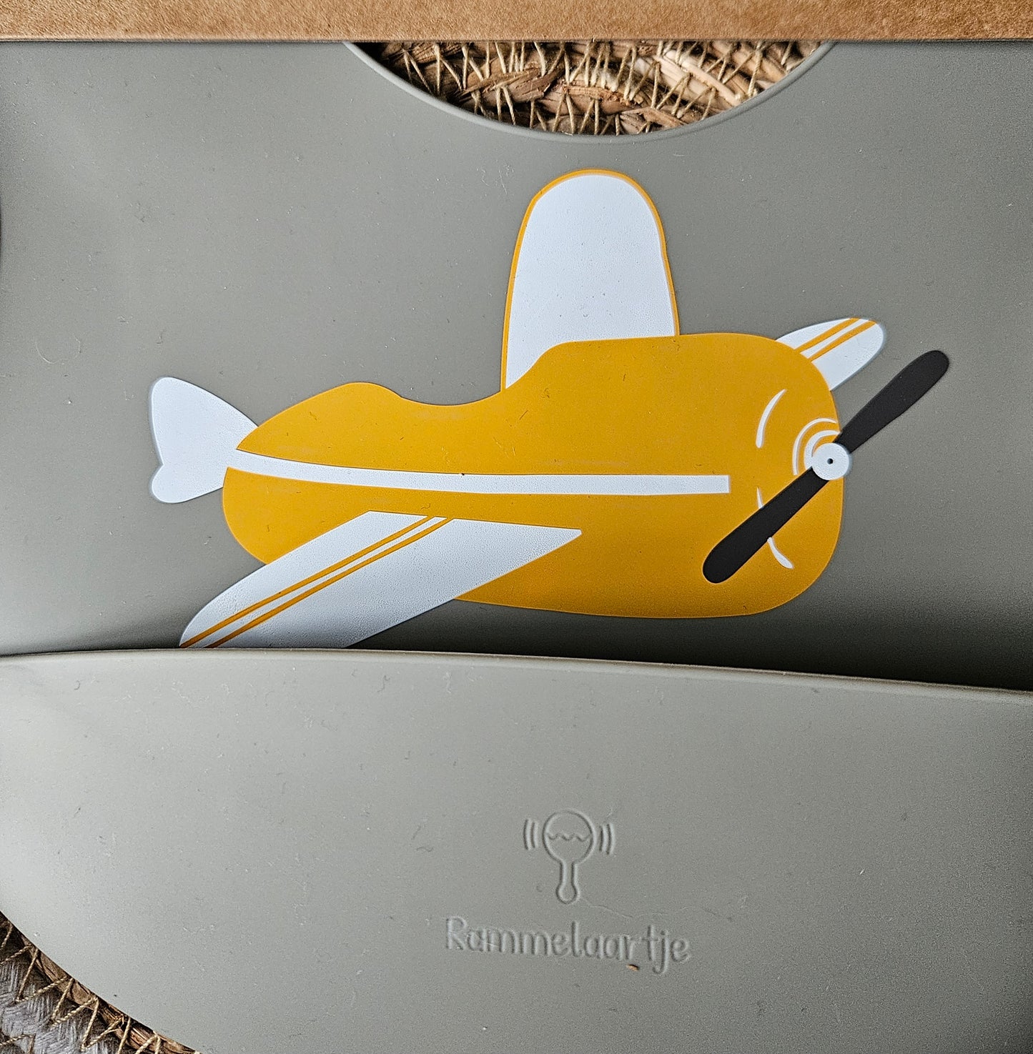 Siliconen slabber Salie - Vliegtuig Okergeel