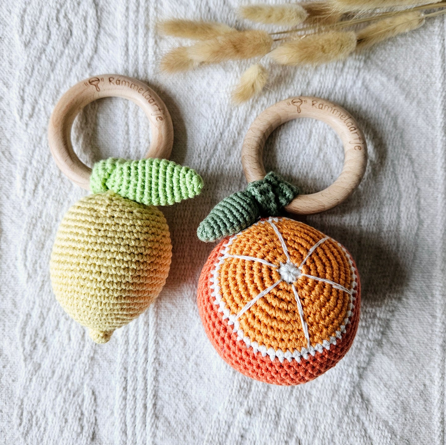 Handgemaakte gehaakte rammelaar Sinaasappel - Oranje
