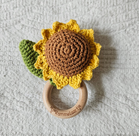 Handgemaakte gehaakte rammelaar - Zonnebloem