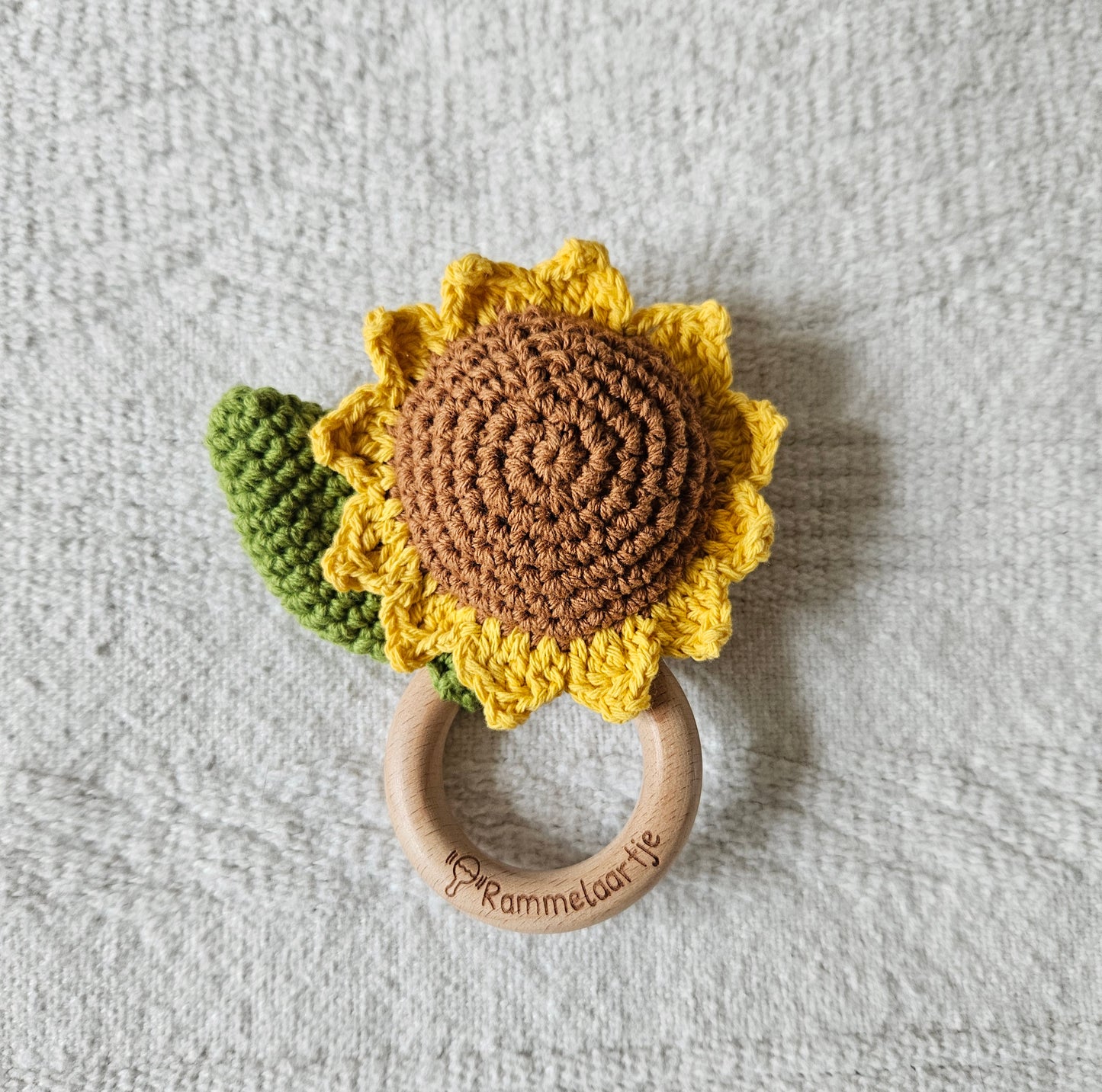 Handgemaakte gehaakte rammelaar - Zonnebloem
