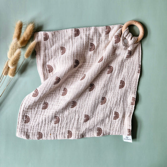 Knuffeldoekje met beuken bijtring - Regenboog