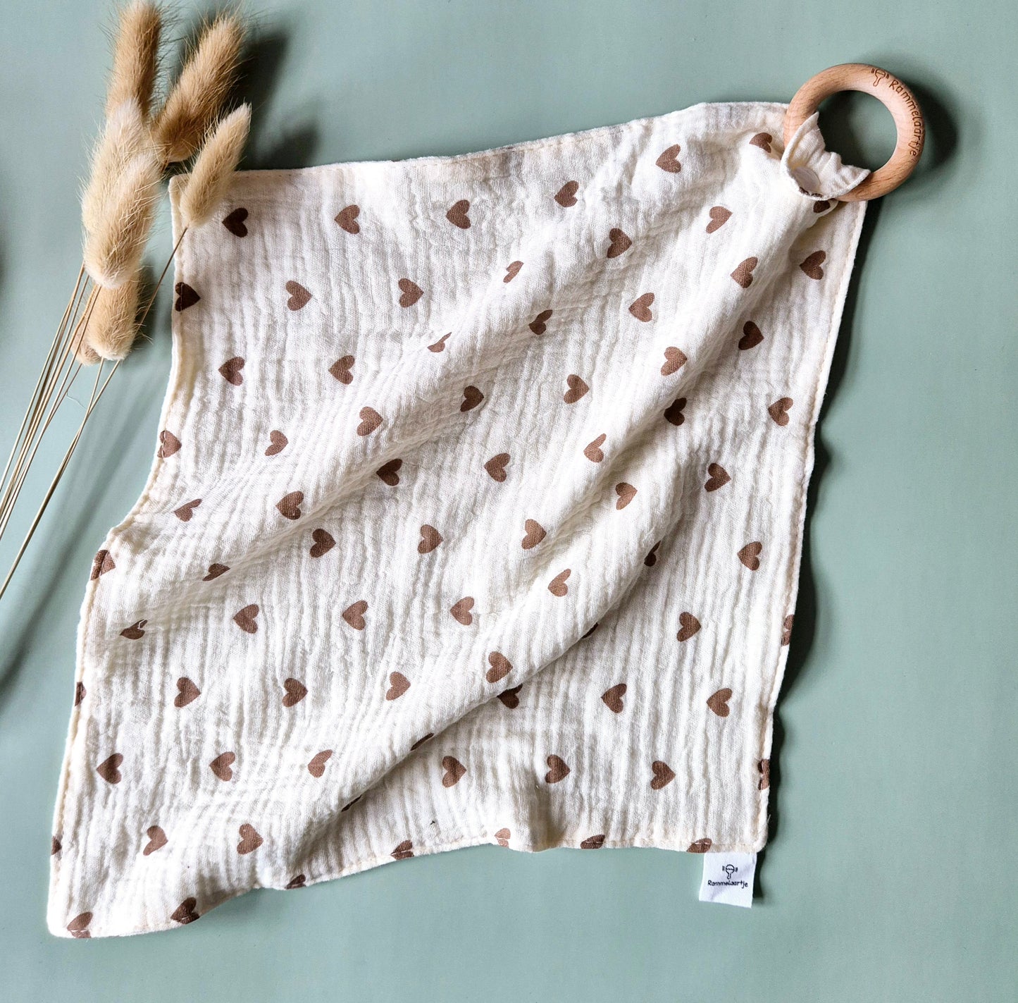 Knuffeldoekje met beuken bijtring - Hartjes