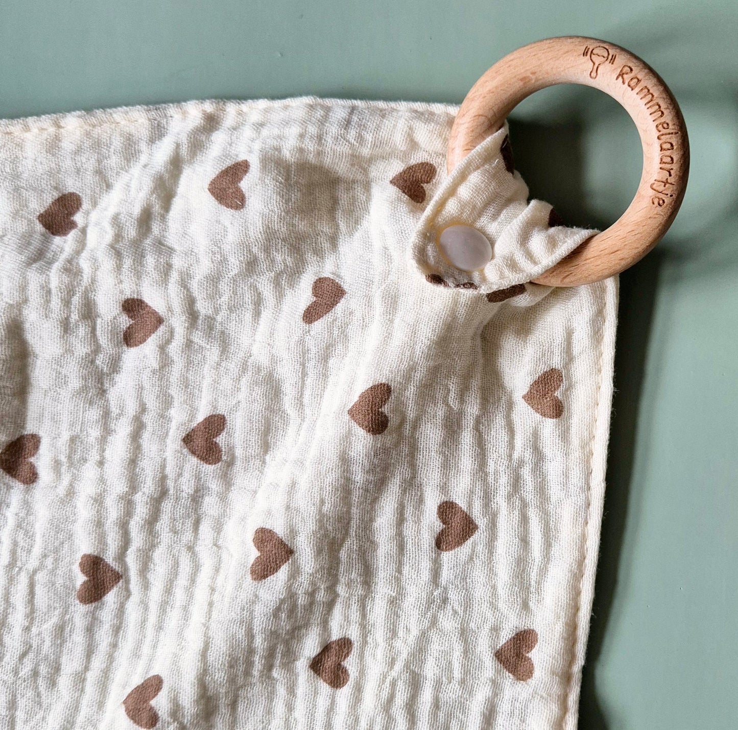 Knuffeldoekje met beuken bijtring - Hartjes