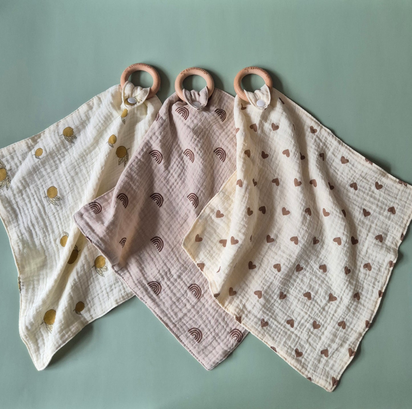 Knuffeldoekje met beuken bijtring - Regenboog