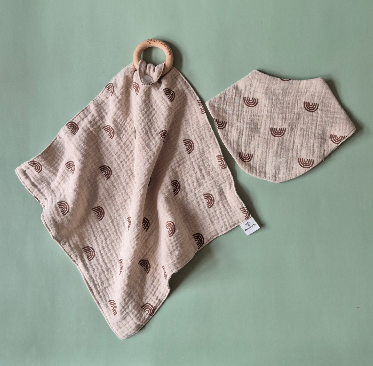 Slabber hydrofiel met drukknoopjes met regenboog print