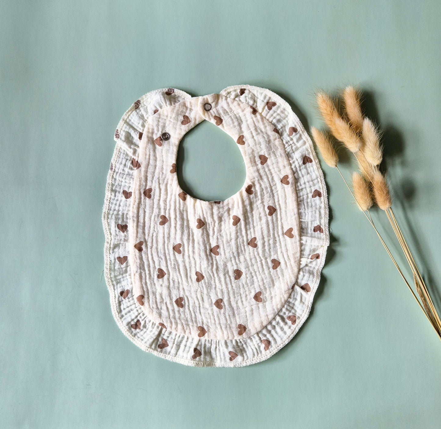 Zachte hydrofiele slabber met ruches en schattige hartjes print