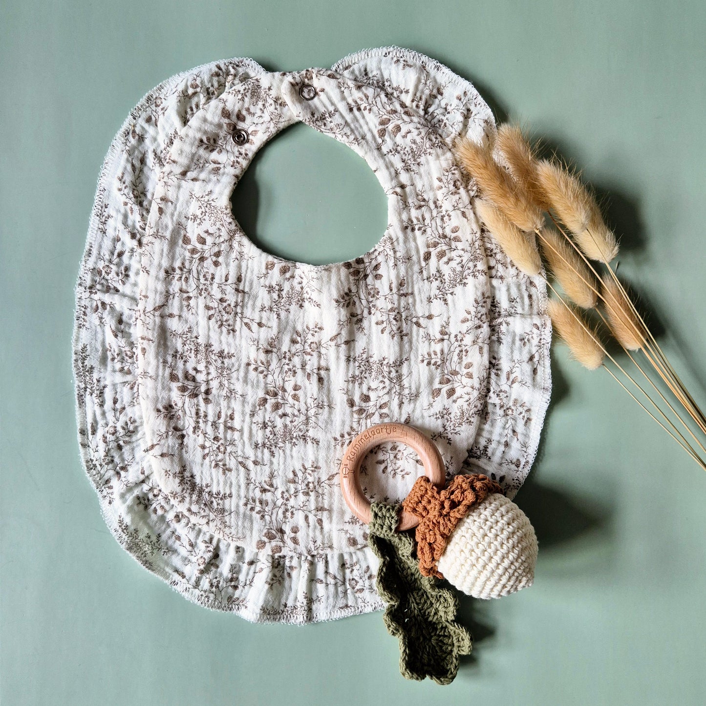 Zachte hydrofiele slabber met ruches en schattige bloemenprint