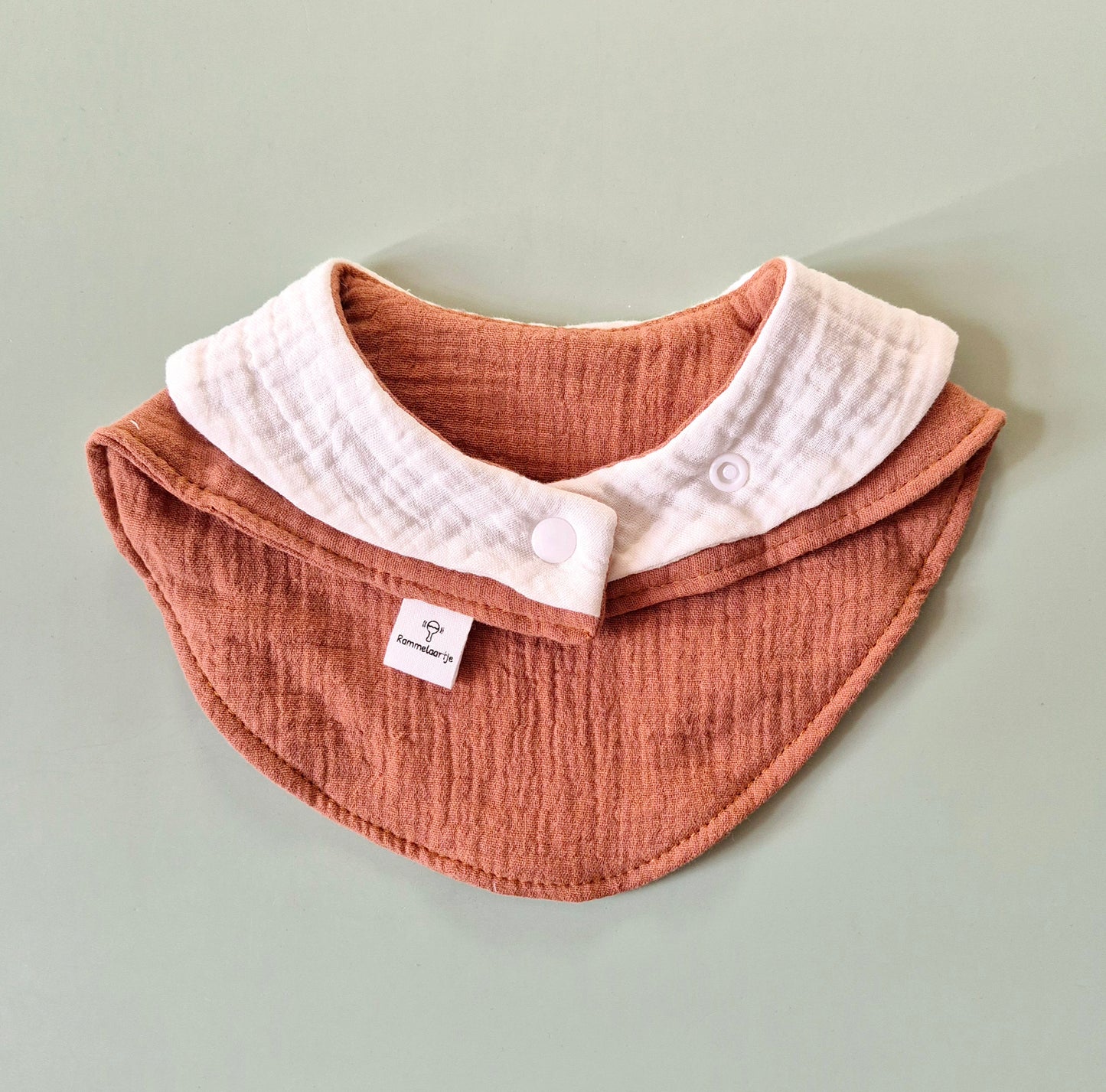 3-laags Hydrofiele Slabber / Kwijlslab met schattig kraagje - Terracotta
