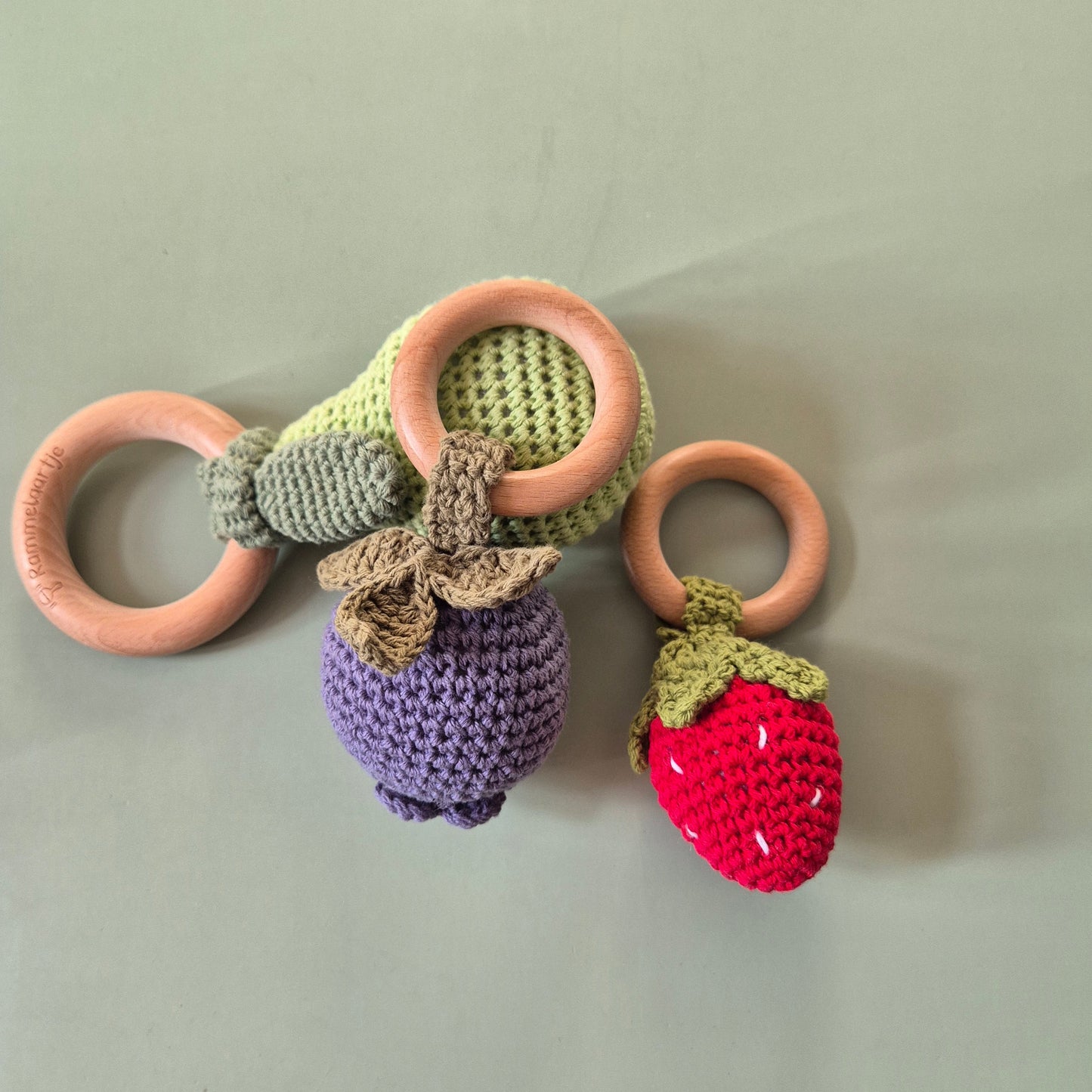 Handgemaakte Gehaakte Rammelaar met Beukenhouten Ring – Aardbei