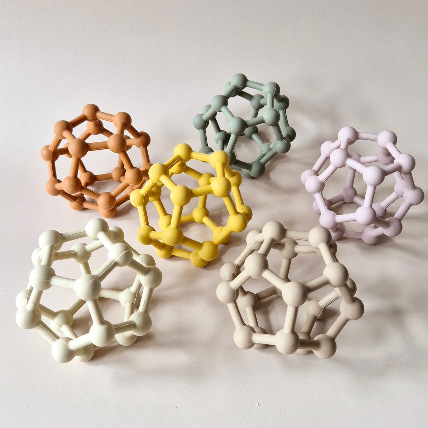 Flexibele Siliconen Motoriekbal met Bollen – Okergeel | Baby Speelgoed