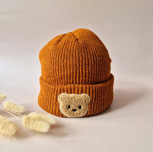 Rammelaartje Beer Beanie – Roestkleurige warme gebreide muts voor baby’s en peuters