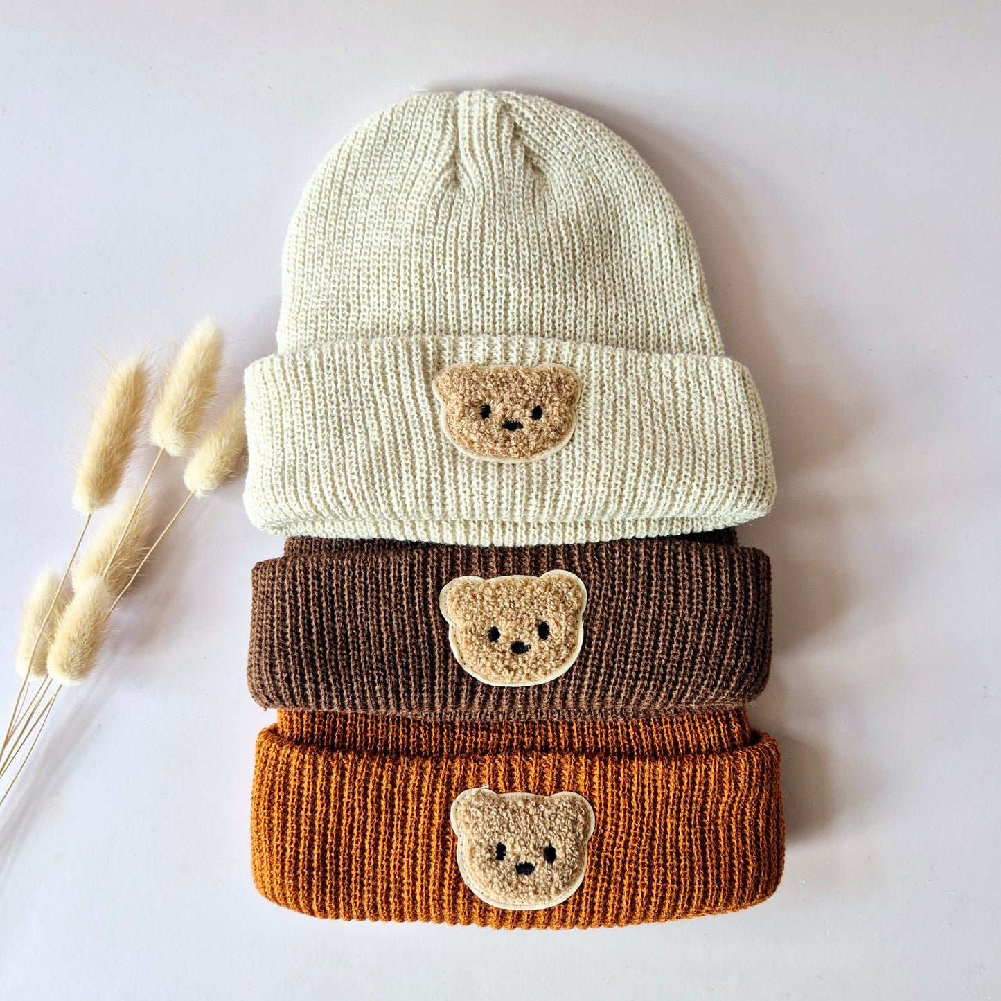 Rammelaartje Beer Beanie – Roestkleurige warme gebreide muts voor baby’s en peuters