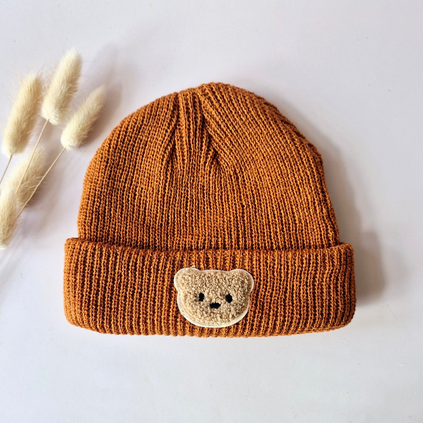 Rammelaartje Beer Beanie – Roestkleurige warme gebreide muts voor baby’s en peuters