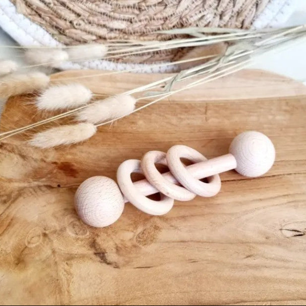 Beukenhouten rammelaar met 3 ringen
