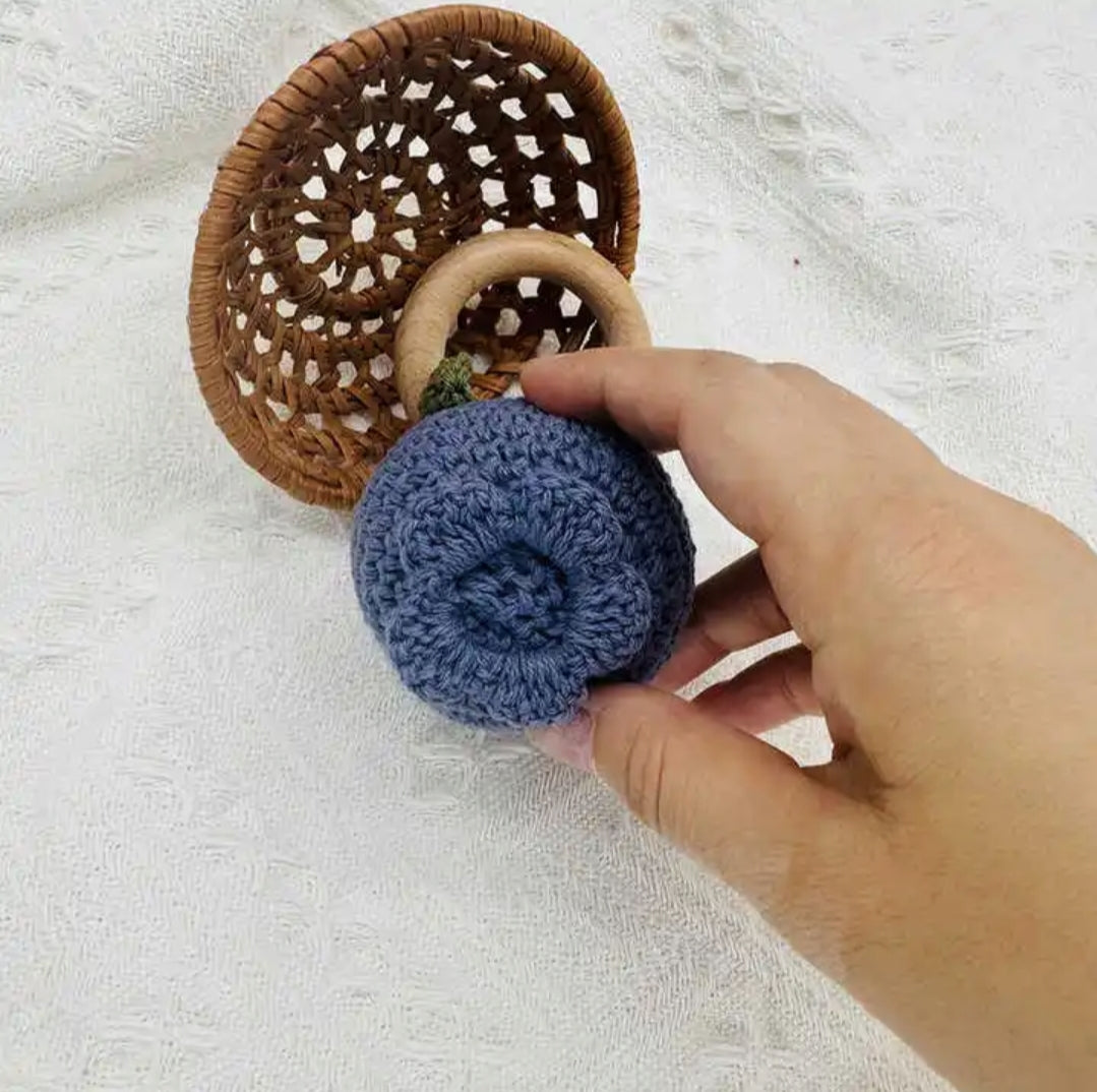 Handgemaakte Gehaakte Rammelaar met Beukenhouten Ring – Blauwe Bes