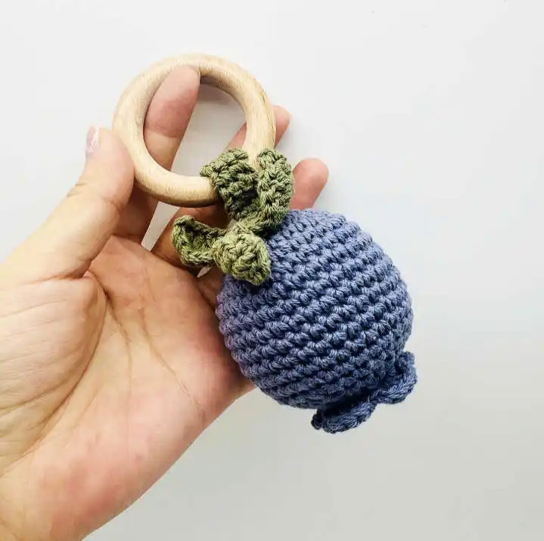 Handgemaakte Gehaakte Rammelaar met Beukenhouten Ring – Blauwe Bes
