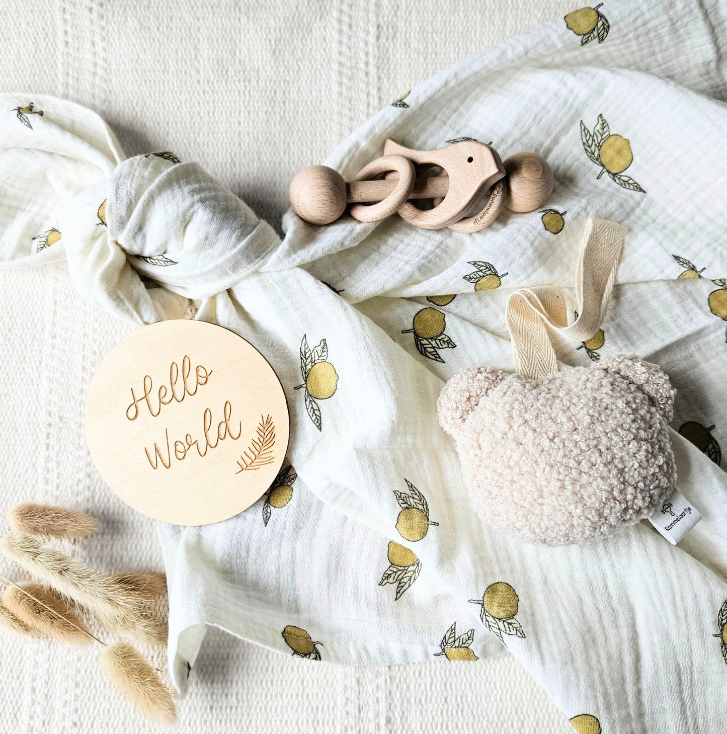 Kraamcadeau Set Beige - Hydrofiele doek, teddy speenknuffel en houten rammelaar vogel