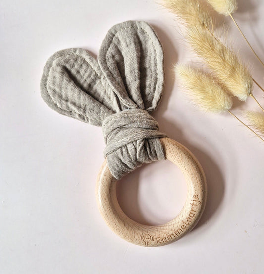 Hydrofiele knuffel konijnoren met houten bijtring