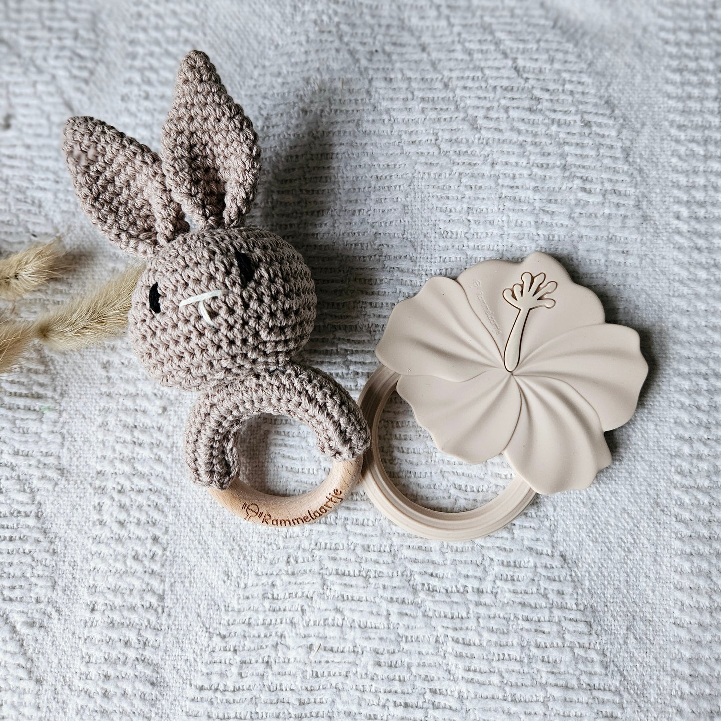 Twee handgemaakte gehaakte konijn rammelaars in de kleuren zand en bruin, met houten ring – stijlvol babyspeelgoed van Rammelaartje