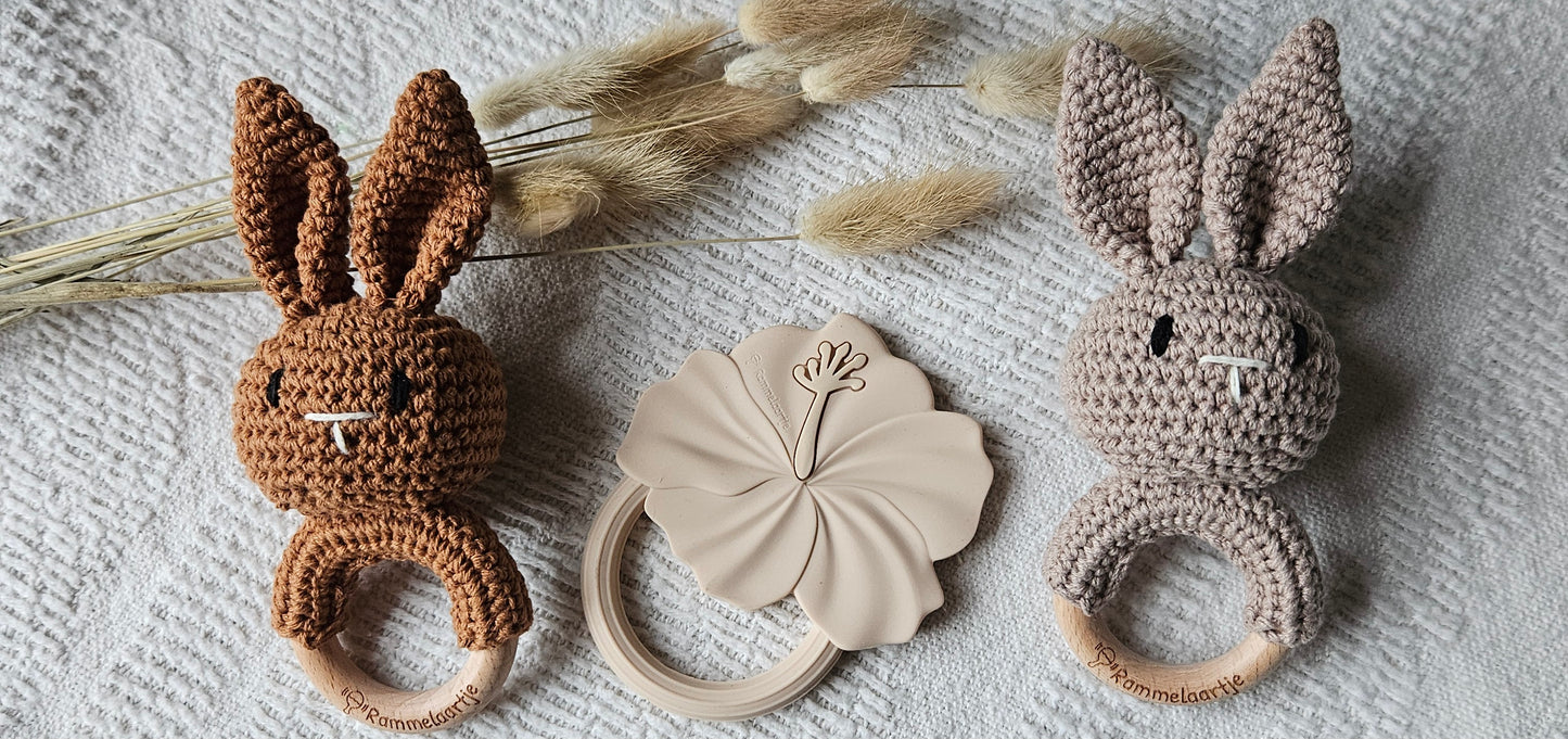 Twee handgemaakte gehaakte konijn rammelaars in de kleuren zand en bruin, met houten ring – stijlvol babyspeelgoed van Rammelaartje