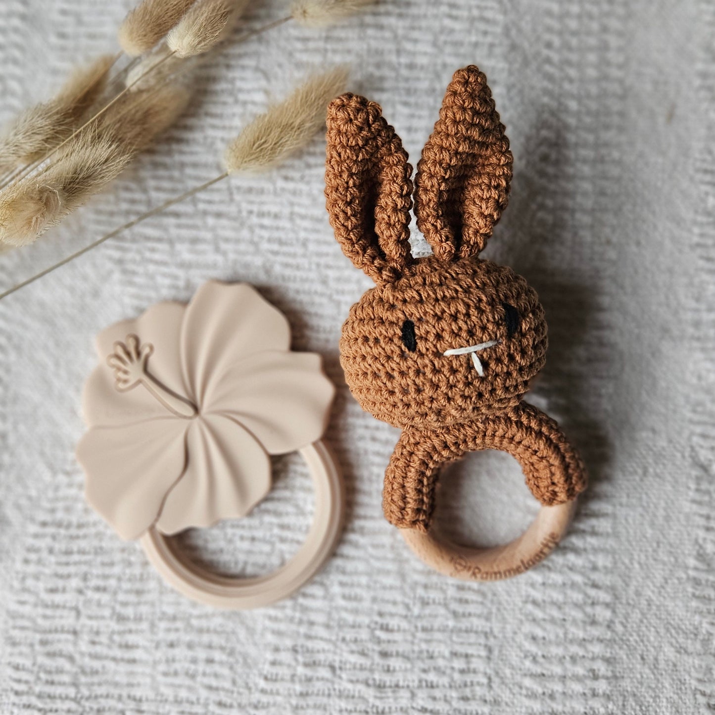 handgemaakte gehaakte konijn rammelaars in de kleuren zand en bruin, met houten ring – stijlvol babyspeelgoed van Rammelaartje