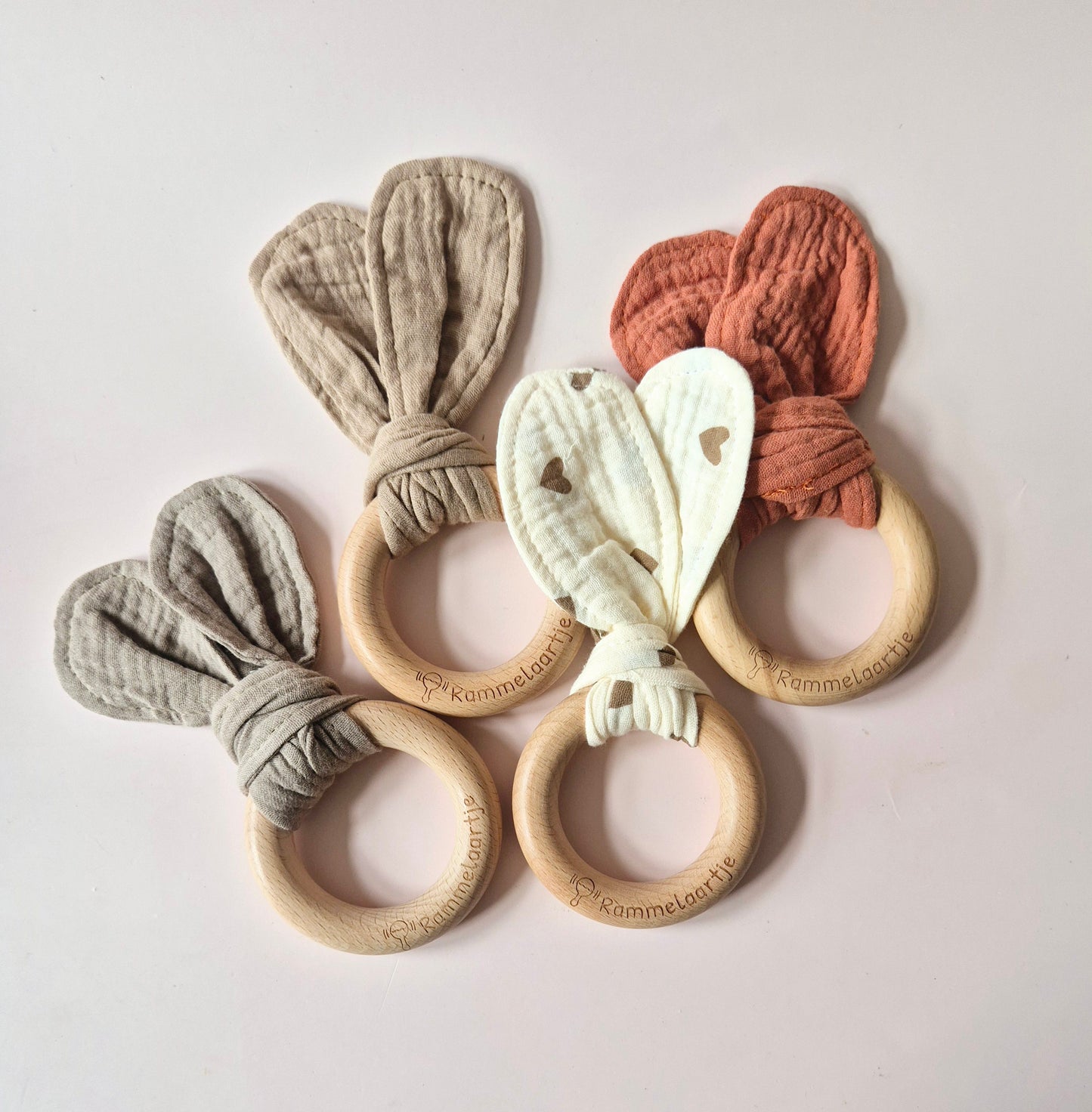 Houten bijtring met zachte konijnenoren 15cm - Taupe