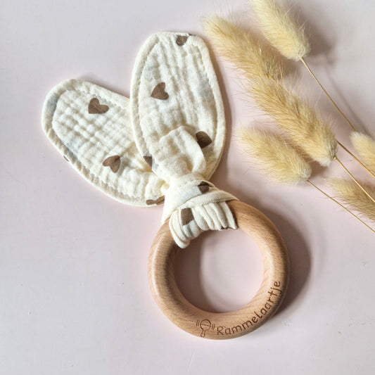 Houten bijtring met zachte konijnenoren 15cm - Hartjes