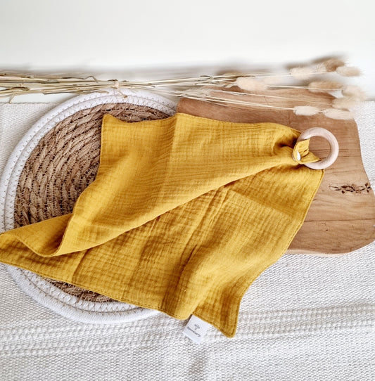 Knuffeldoekje met beuken bijtring - Okergeel