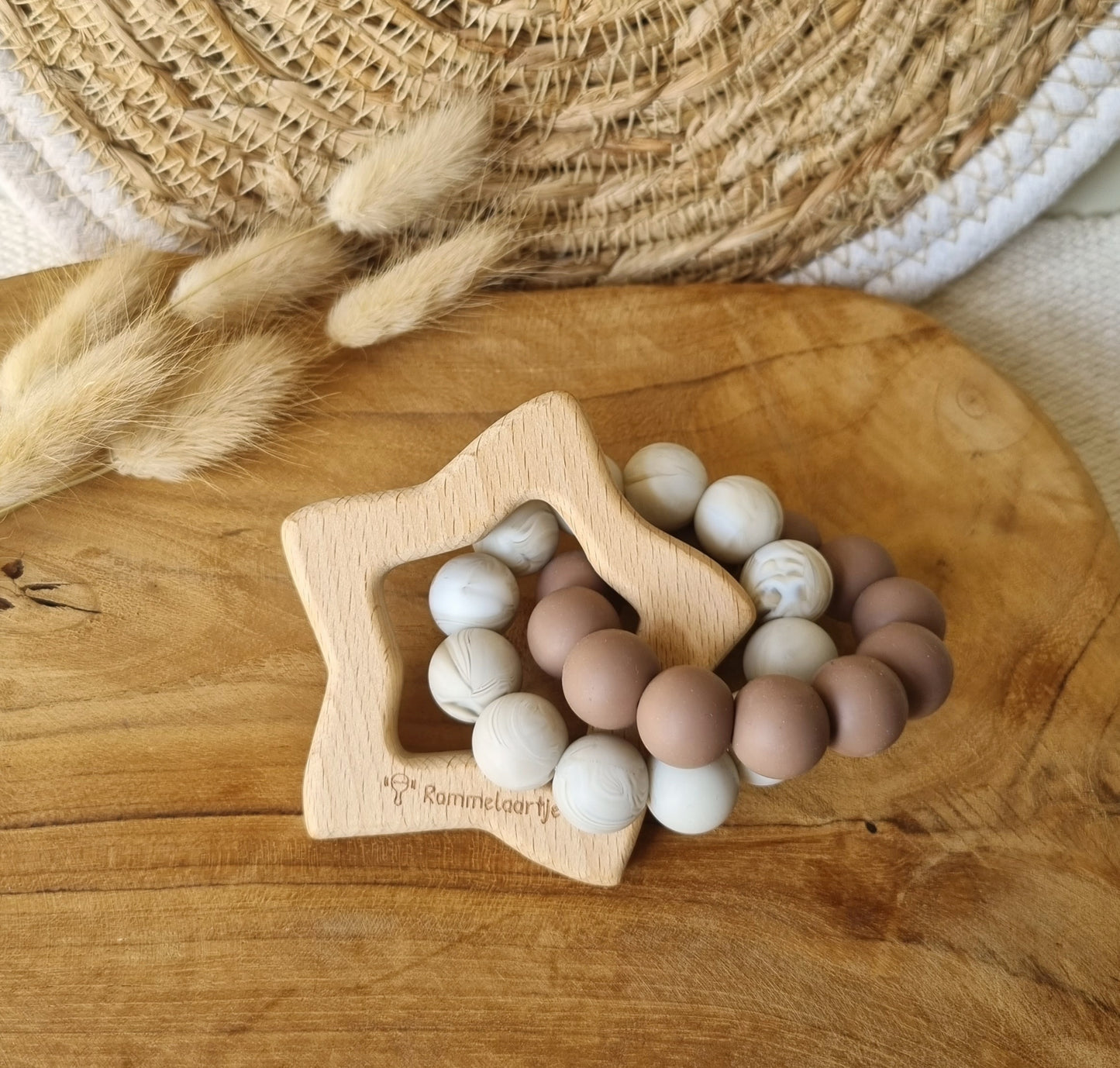 Beukenhouten bijtring ster met twee siliconen ringen handgemaakt - Bruin / Marble