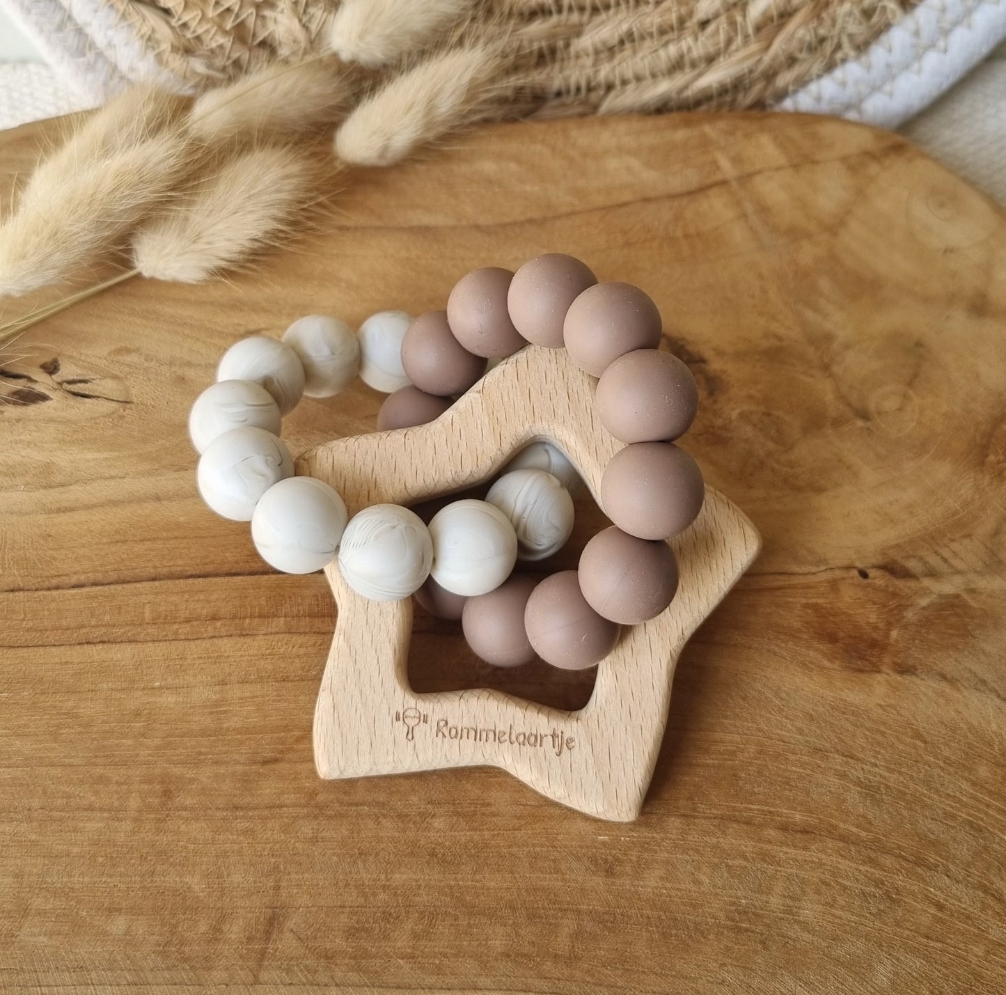 Beukenhouten bijtring ster met twee siliconen ringen handgemaakt - Bruin / Marble