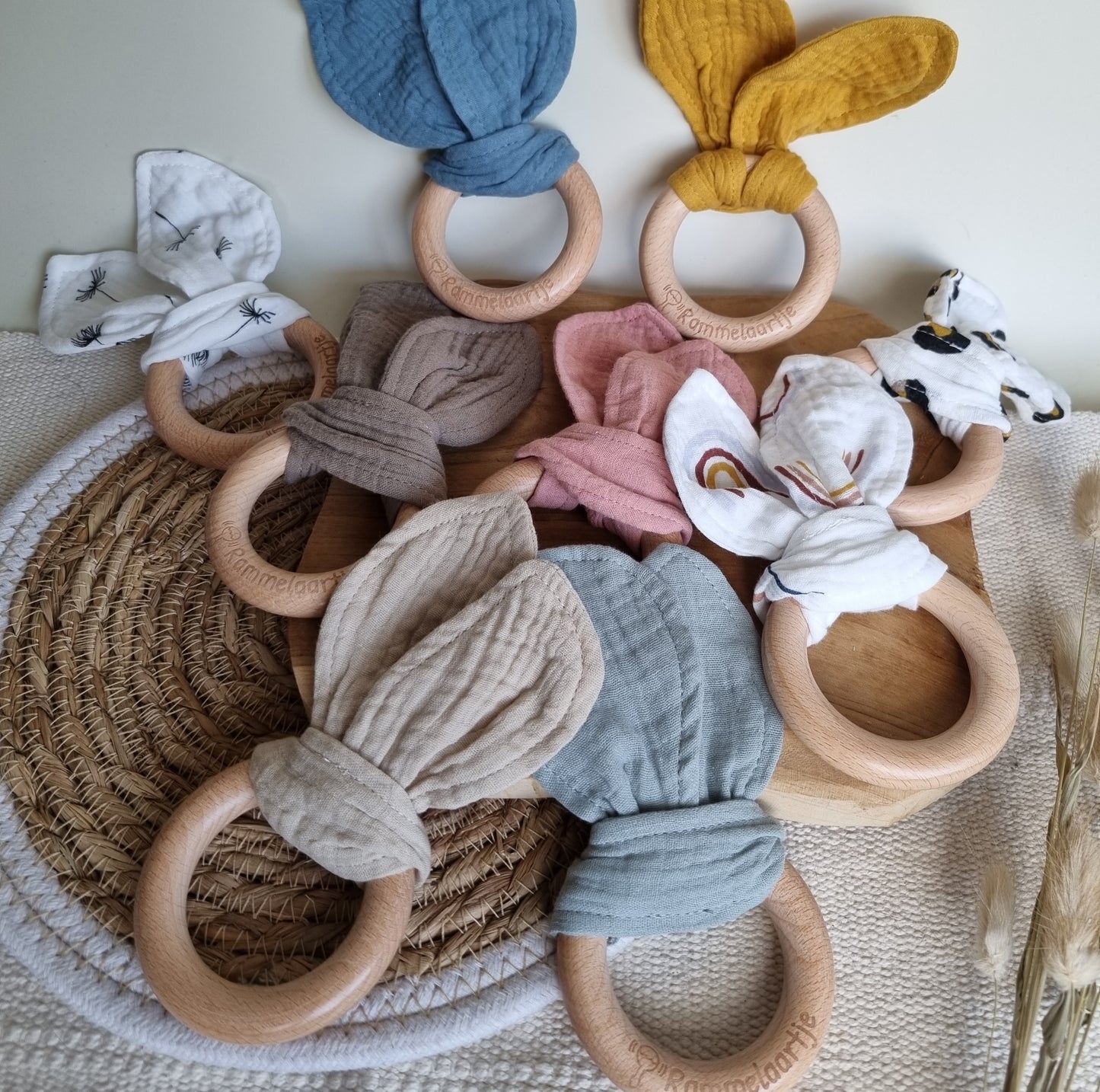 Houten bijtring met zachte konijnenoren 15cm - Zand