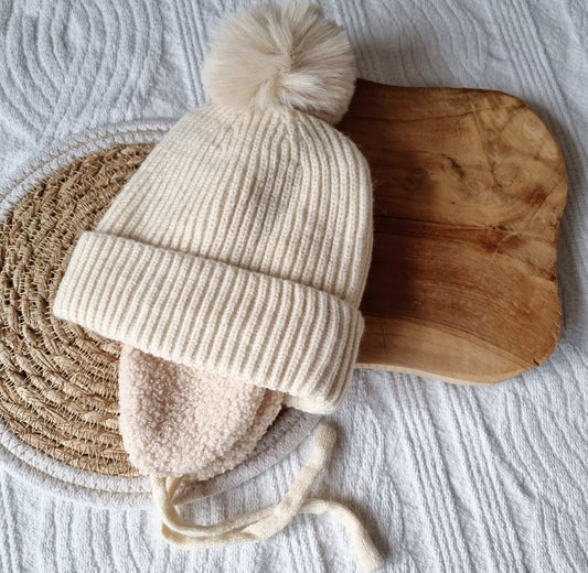 Baby Winter Muts Met Oorwarmers en Pompon - Beige