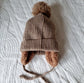 Baby Winter Muts Met Oorwarmers en Pompon - Bruin