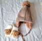 Baby Winter Muts Met Oorwarmers en Pompon - Bruin