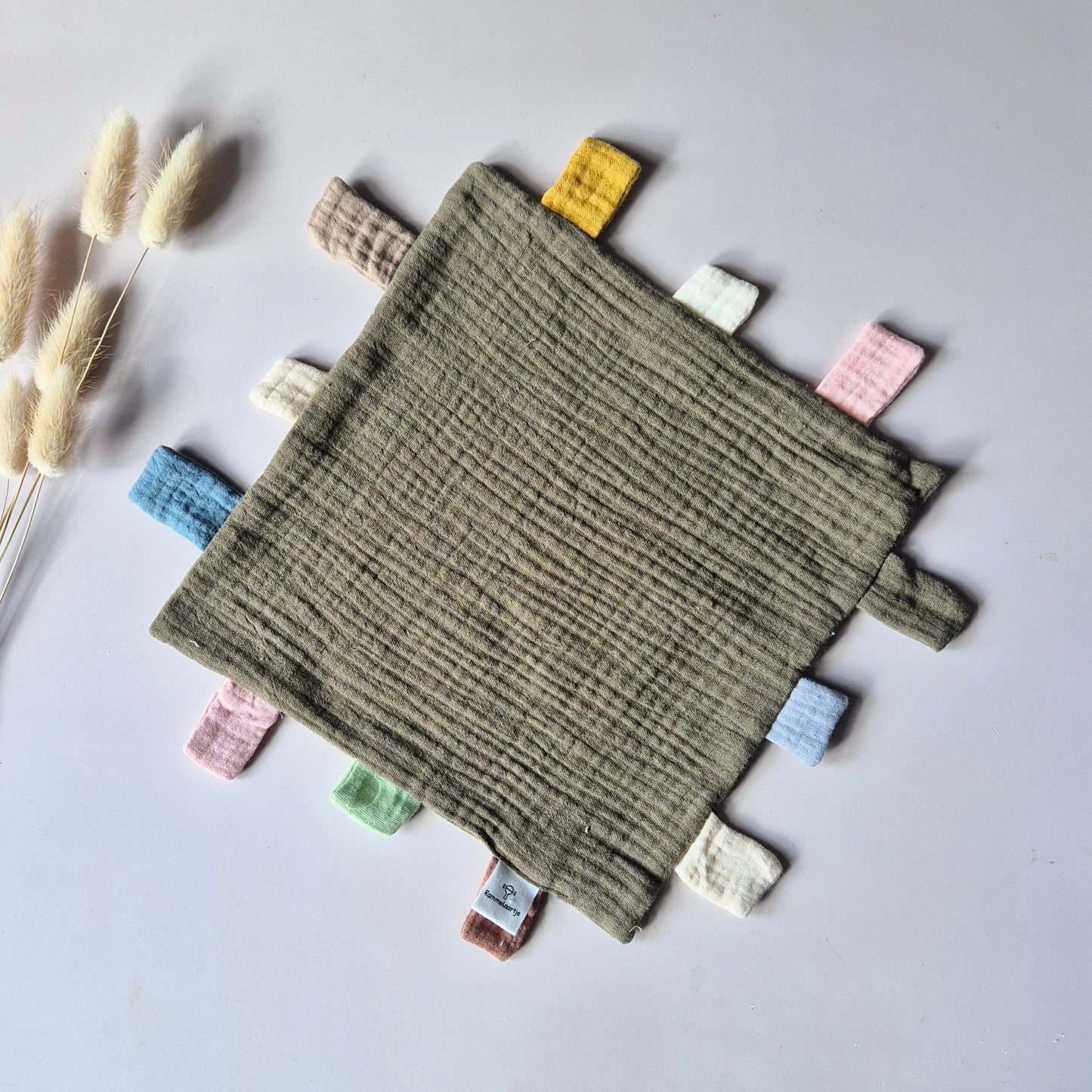 Hydrofiel speel en knuffeldoekje met labels 25x25 cm – Legergroen