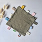 Hydrofiel speel en knuffeldoekje met labels 25x25 cm – Legergroen