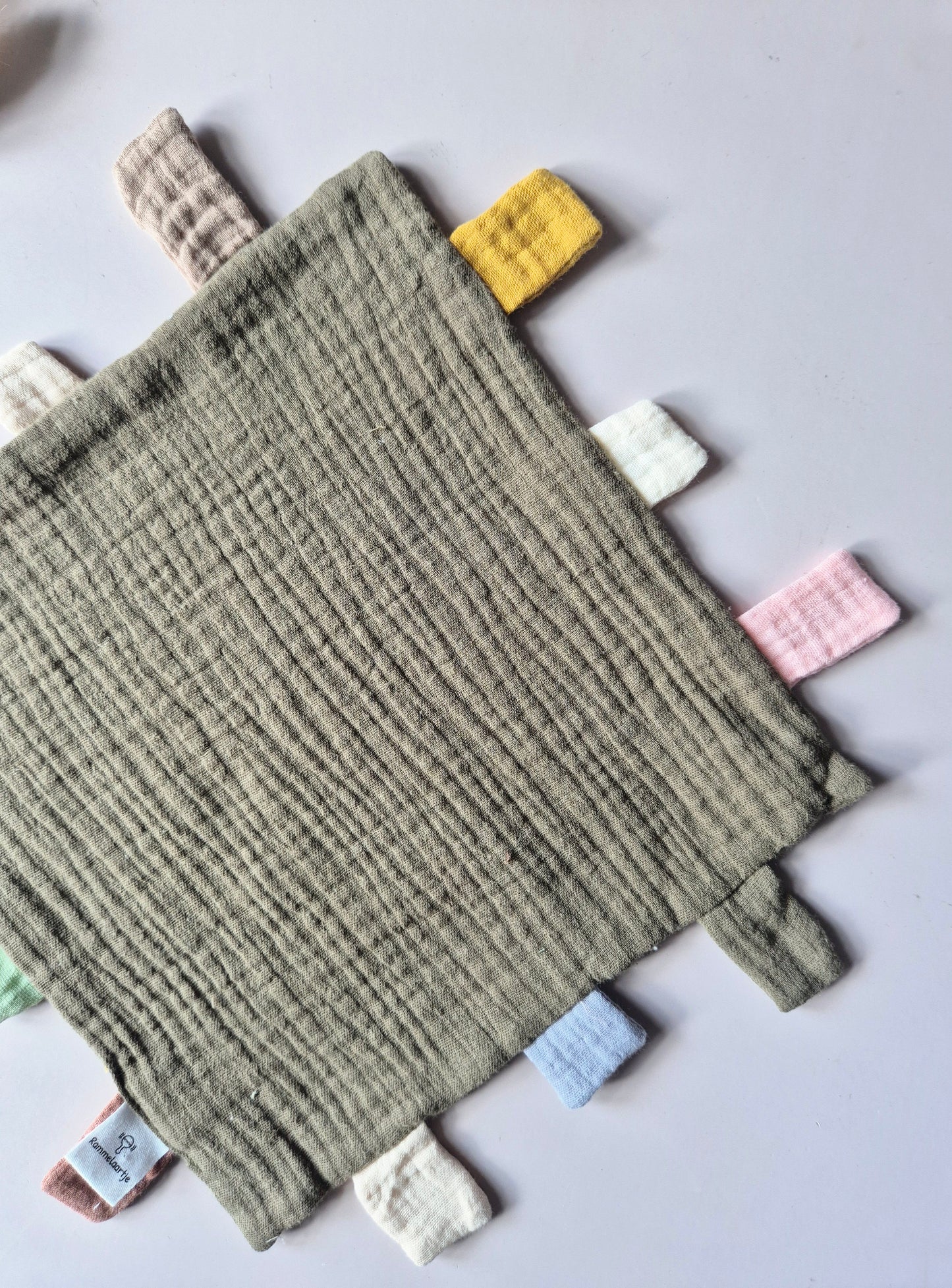 Hydrofiel speel en knuffeldoekje met labels 25x25 cm – Legergroen