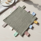 Hydrofiel speel en knuffeldoekje met labels 25x25 cm – Legergroen