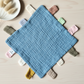 Hydrofiel speel en knuffeldoekje met labels 25x25 cm – Blauw
