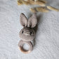 Twee handgemaakte gehaakte konijn rammelaars in de kleuren zand en bruin, met houten ring – stijlvol babyspeelgoed van Rammelaartje