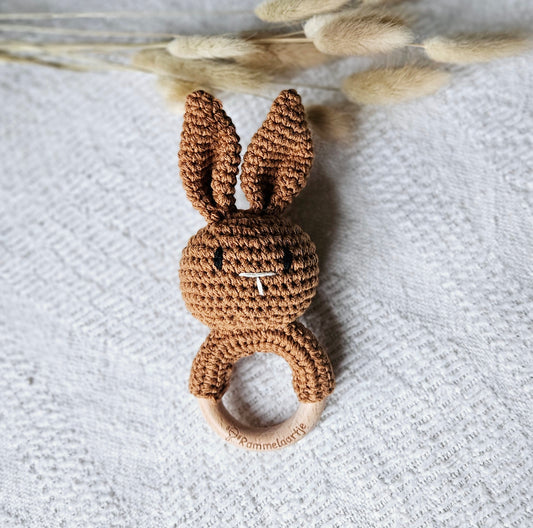 Twee handgemaakte gehaakte konijn rammelaars in de kleuren zand en bruin, met houten ring – stijlvol babyspeelgoed van Rammelaartje