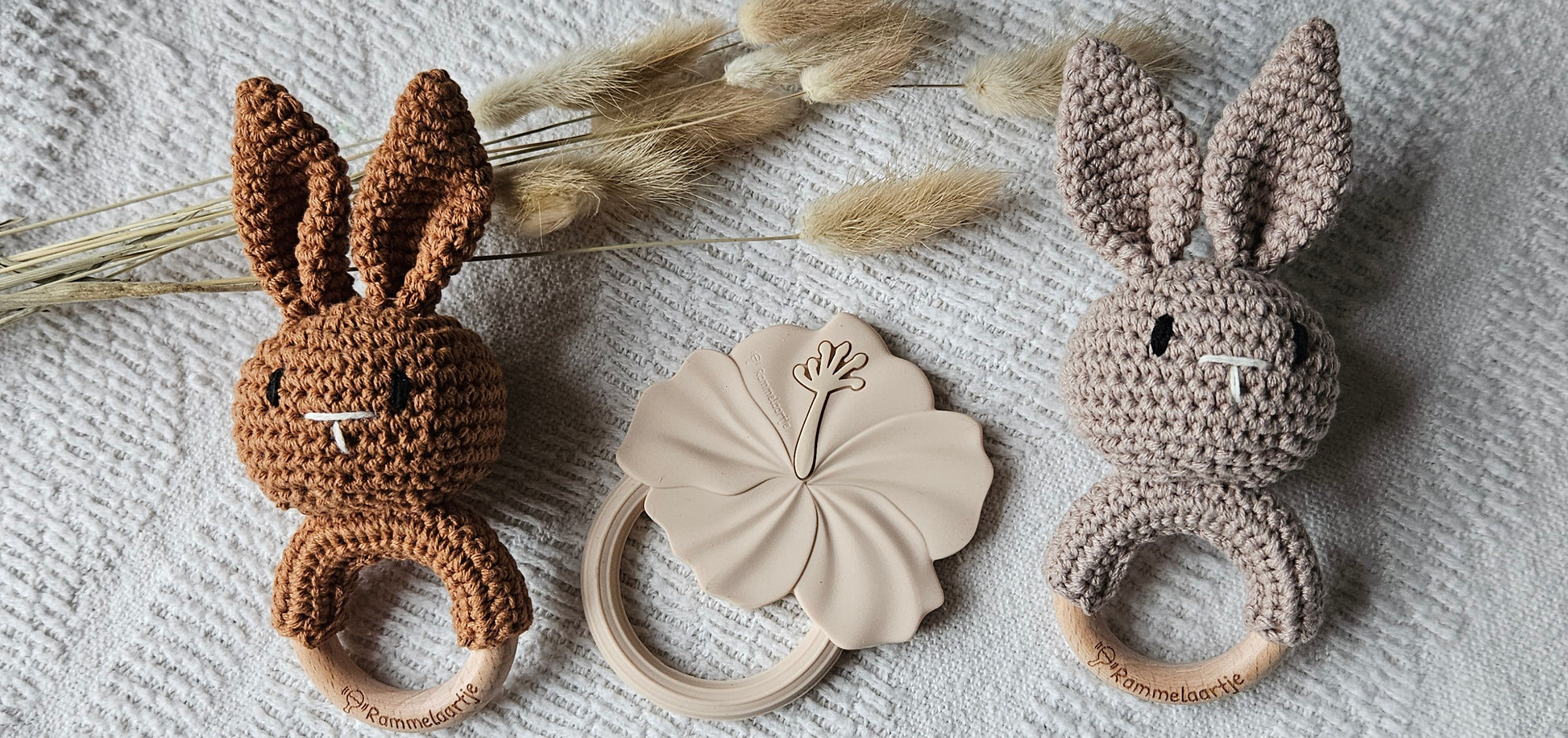 Twee handgemaakte gehaakte konijn rammelaars in de kleuren zand en bruin, met houten ring – stijlvol babyspeelgoed van Rammelaartje