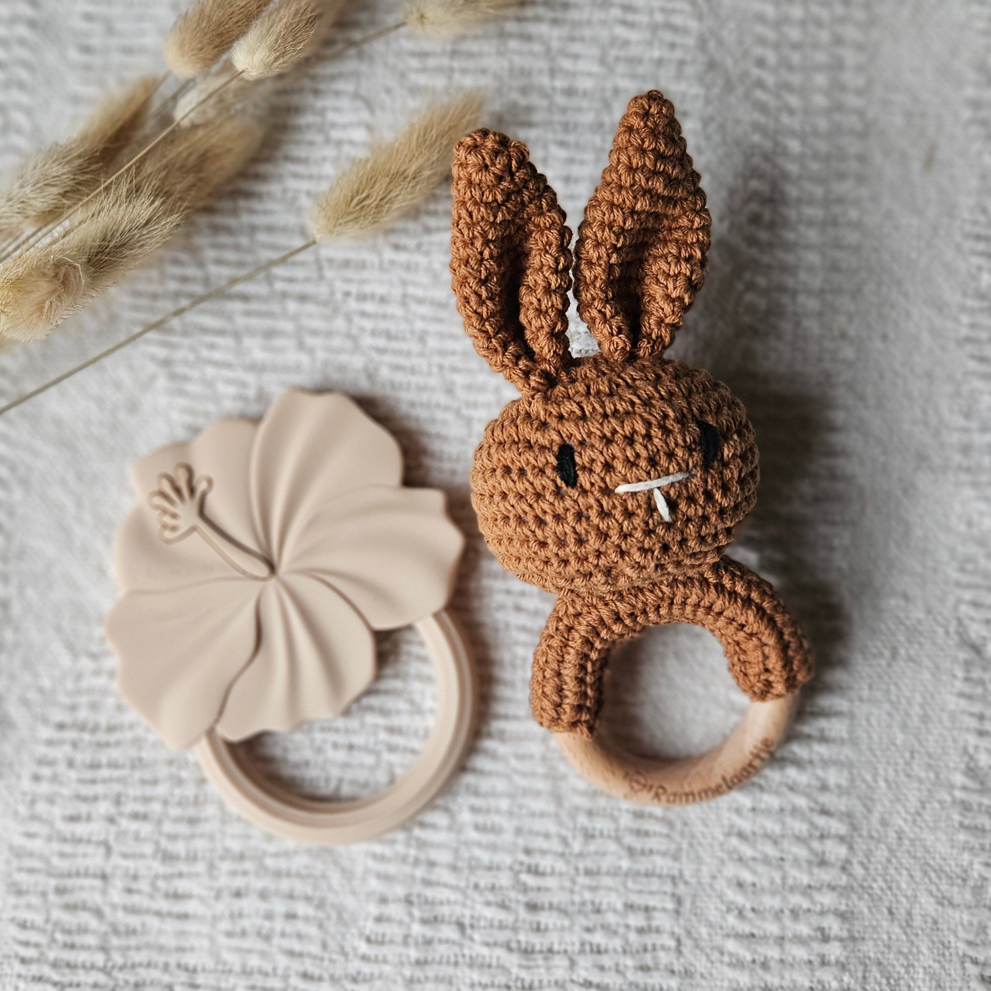 handgemaakte gehaakte konijn rammelaars in de kleuren zand en bruin, met houten ring – stijlvol babyspeelgoed van Rammelaartje