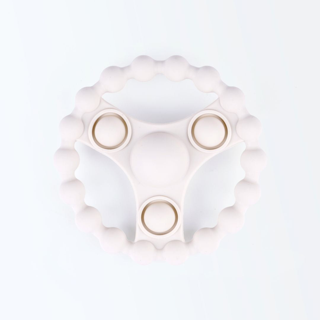 Zes siliconen bijtringen met pop-it functie in zachte Earthy Nordic kleuren van Rammelaartje, veilig babyspeelgoed tegen doorkomende tandjes.