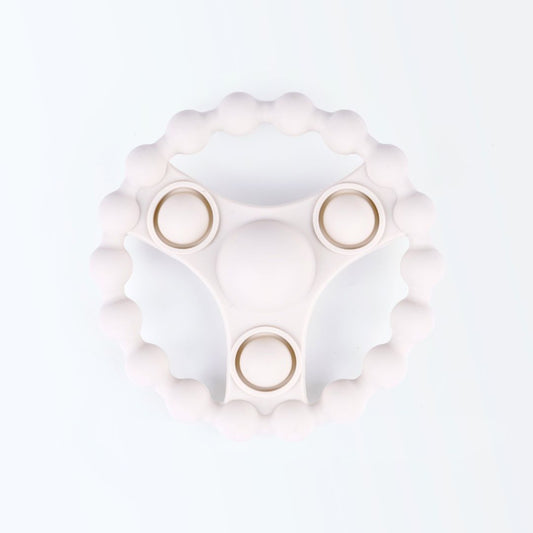 Zes siliconen bijtringen met pop-it functie in zachte Earthy Nordic kleuren van Rammelaartje, veilig babyspeelgoed tegen doorkomende tandjes.