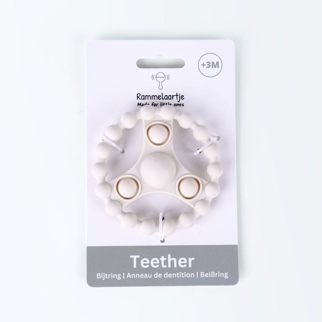 Zes siliconen bijtringen met pop-it functie in zachte Earthy Nordic kleuren van Rammelaartje, veilig babyspeelgoed tegen doorkomende tandjes.